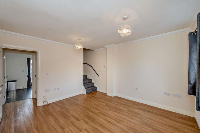 75, Franklins, Maple Cross photo 3