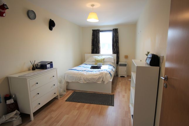 Flat to rent in Waterfront Plaza, Nottingham