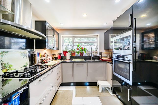 8, Stamford Close, Harrow photo 2