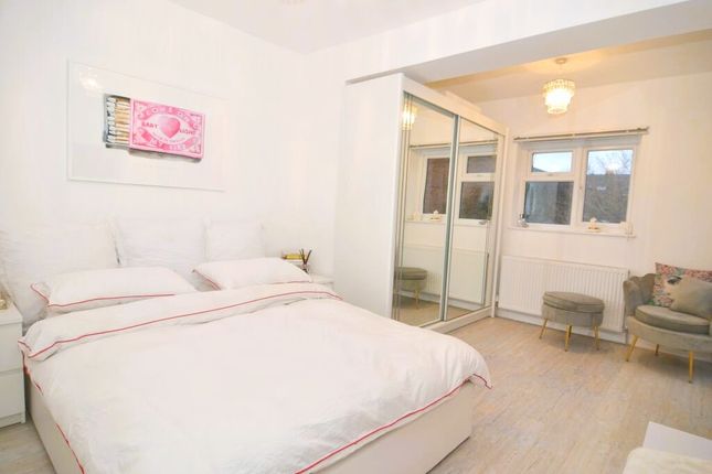 FLAT 1ST FLR AT 158 Munster Road, London photo 4