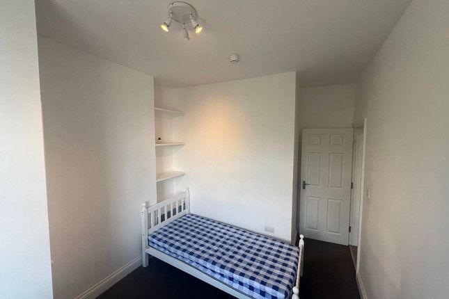 Flat 2, 14A Kingston Hill, Kingston Upon Thames photo 5