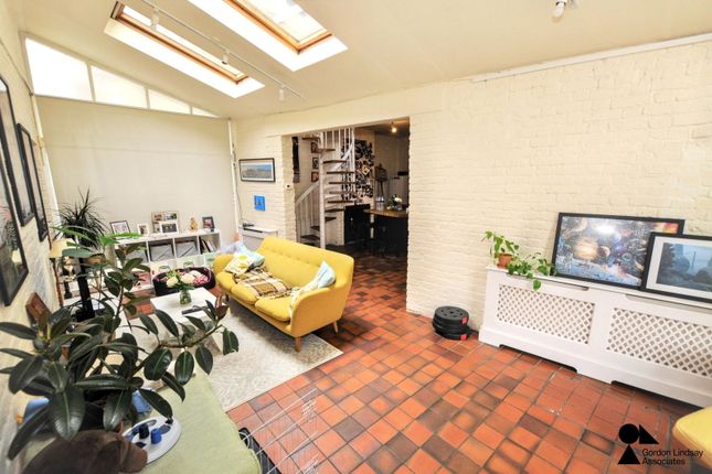 Stowe Road, London photo 3
