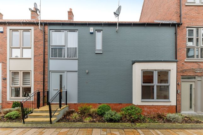 Thumbnail Terraced house for sale in Scotts Square, Hull