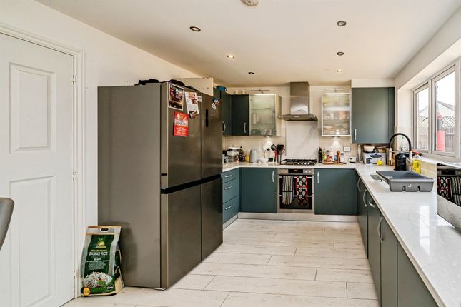 27, Sierra Drive, Aylesbury photo 4