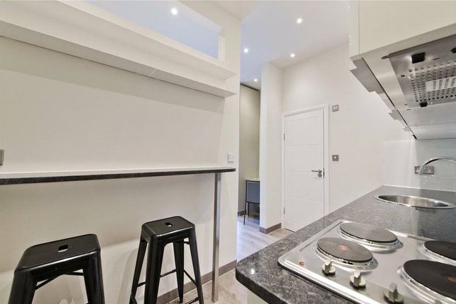 Flat 9, 58, Penywern Road, London photo 4