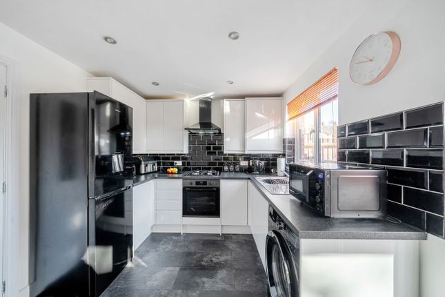49, Abbotsbury Way, Swindon photo 3