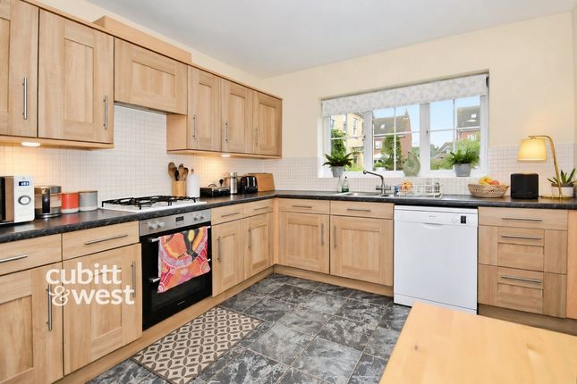 Caspian Close, Chichester photo 3