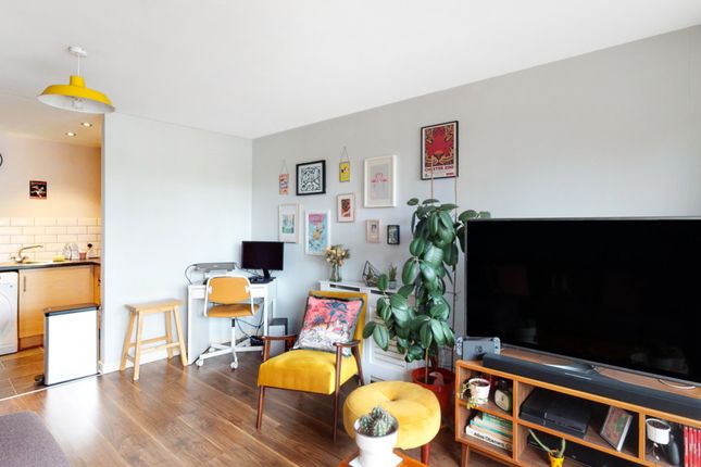 18 Lombard Road, London photo 2