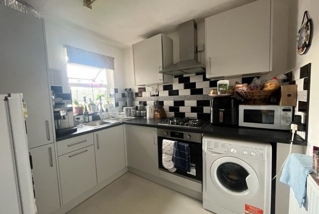 Flat for sale in Whitchurch Avenue, Edgware, Greater London