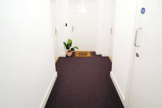 Flat for sale in De Montfort Place, Bedford, Bedfordshire