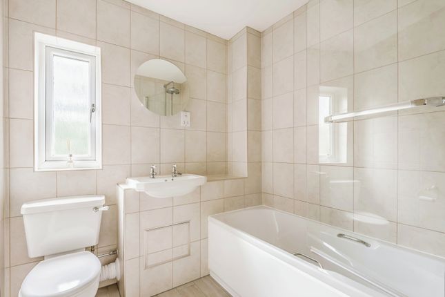 34, Longfellow Way, London photo 4