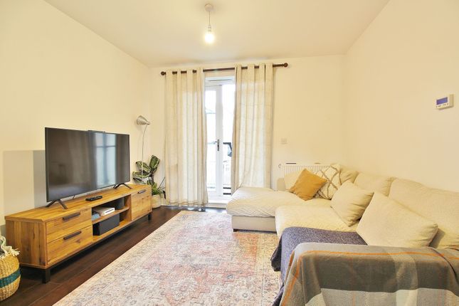 Flat for sale in Hunting Place, Hounslow