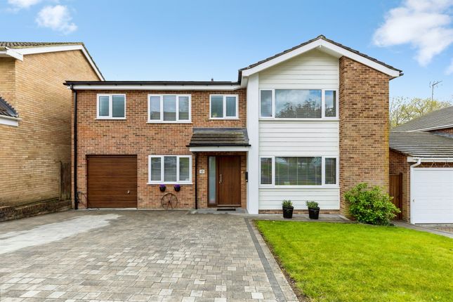 13, High Oaks, Crawley photo 2