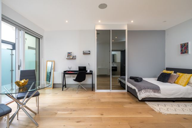 Thumbnail Flat to rent in Lawrence Road, London