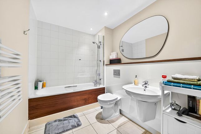 36 Bennetts Courtyard, Watermill Way, London photo 4