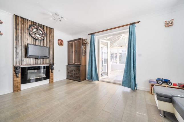 25 The Meadows, Chichester photo 2