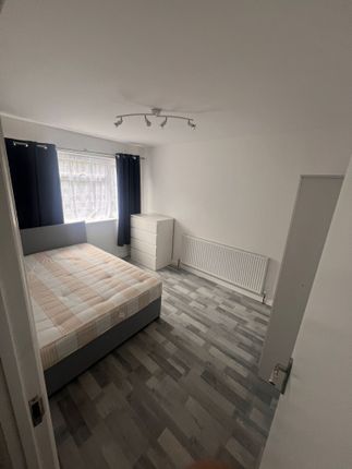 304 , Copperfield, Chigwell photo 5