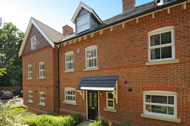 Thumbnail Town house to rent in Ascot, Berkshire