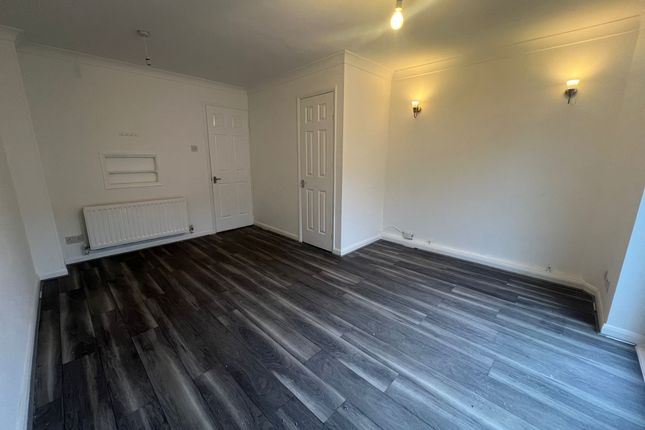 31, Gorse Meade, Slough photo 2