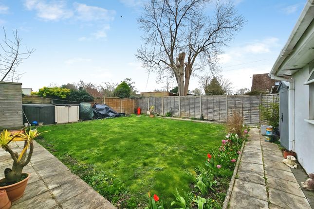 1-bed flat on Outbuilding, 2, Coppermill Road, Staines-upon-Thames, £1,250/mo