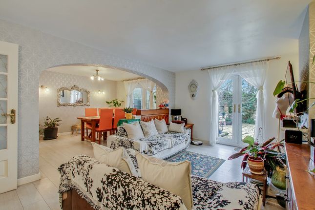 8 Willow Avenue, Denham, Buckinghamshire photo 2
