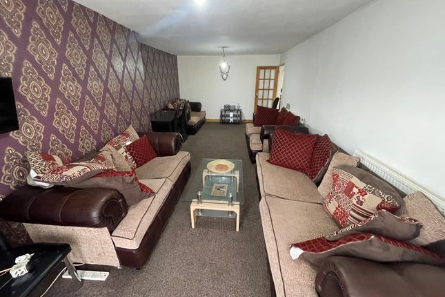 42, Runfold Avenue, Luton photo 3