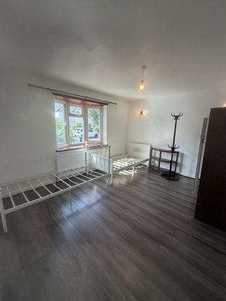 23 Princes Road, Ilford photo 2