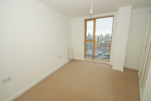 Flat to rent in Candle House, Wharf Approach, Leeds