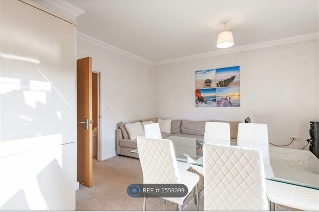 Flat, Doubleday House Buttercross Lane, Epping photo 5