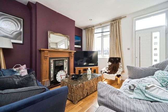 2, Featherbank Grove, Leeds photo 2