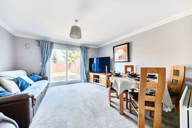 28, Grenadier Gardens, Berkshire photo 4