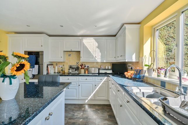 15, Langsmead, Lingfield photo 4