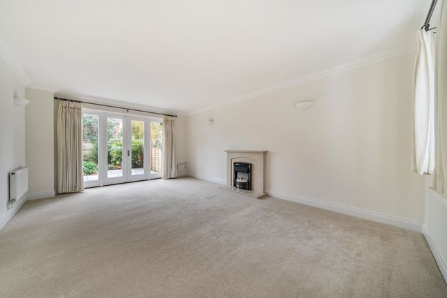 3 Blakeney Close, Chichester photo 2