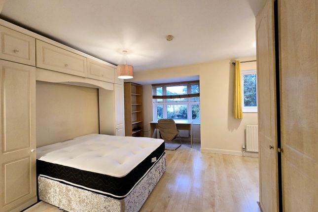 16, keats close, London photo 5