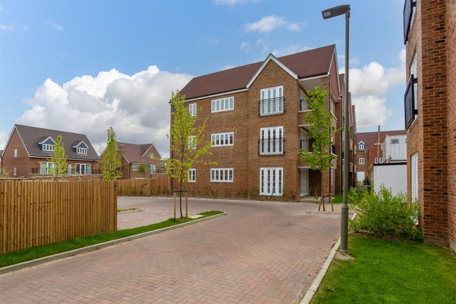 Thumbnail Flat for sale in Beatrice Square, Tadworth