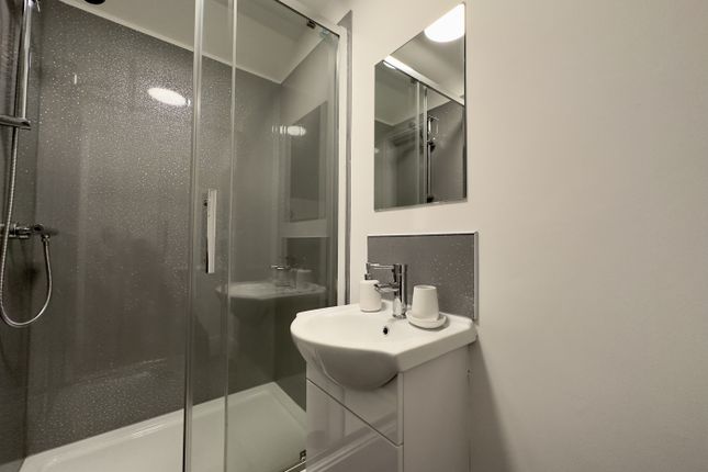 A Modern And Pristine Bathroom Featuring A Spaciou...