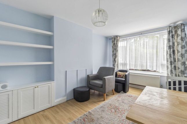 5 Leaford Crescent, Watford photo 2