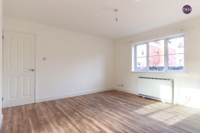Flat 6, Kennett Court,, Whippendell Road, Hertfordshire photo 4