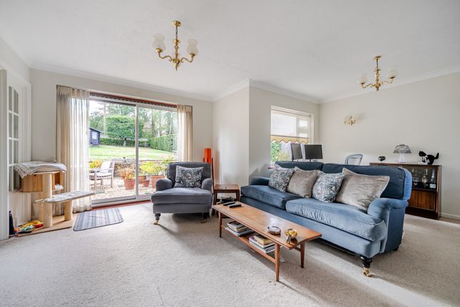 25, Vale Close, Farnham photo 4
