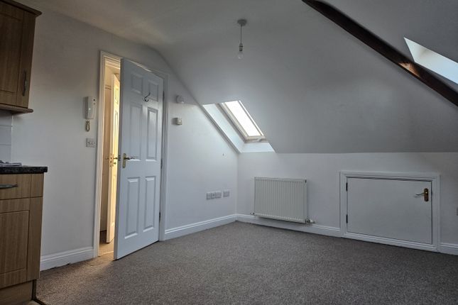 Flat 3, 51 High Street, Dorset photo 4