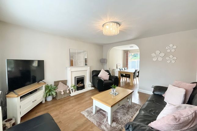 31 Taverners Drive, Stone photo 2
