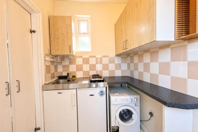 Flat C, 168, Melrose Avenue, London photo 2
