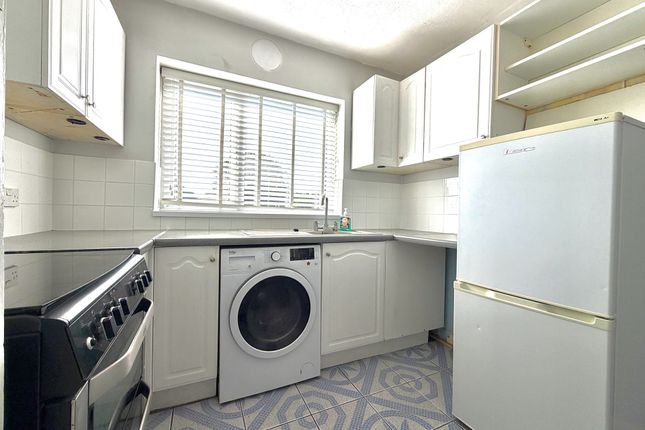 5, Russell Crescent, Watford photo 4