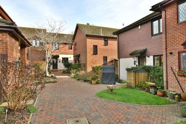 7, Lewens Close, Wimborne photo 2