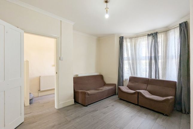 17, Oatlands Road, Enfield photo 2