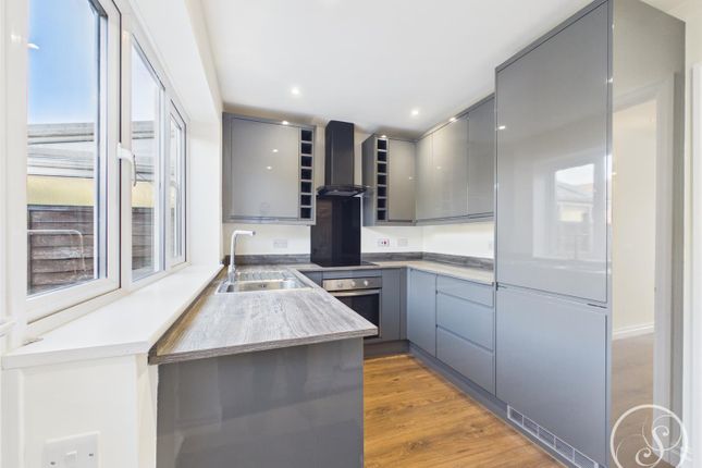 5, Plane Tree Croft, Leeds photo 4