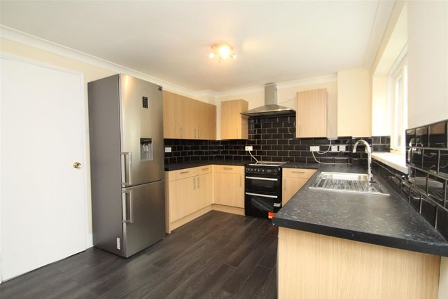 22 Lovibonds Avenue, West Drayton photo 4