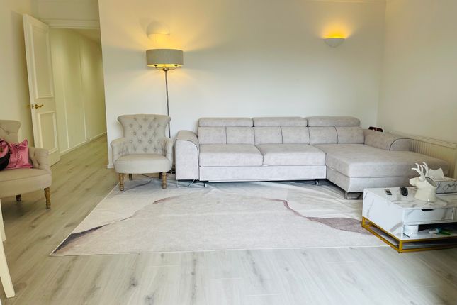 Flat for sale in Watermans Quay, Fulham
