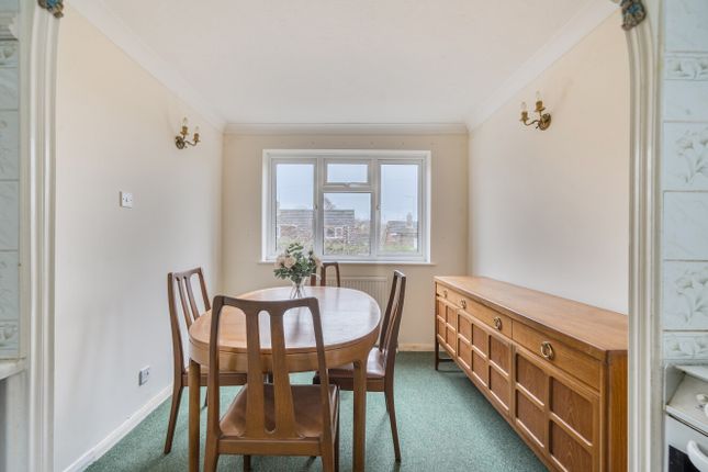 4, Farnham Park Close, Surrey photo 4