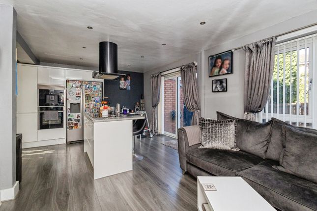 30, Barry Lawson Close, Lancashire photo 2